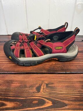 KEEN Newport H2 Waterproof Sport Sandals – Burgundy/Black – Men’s 9 / Women’s 11